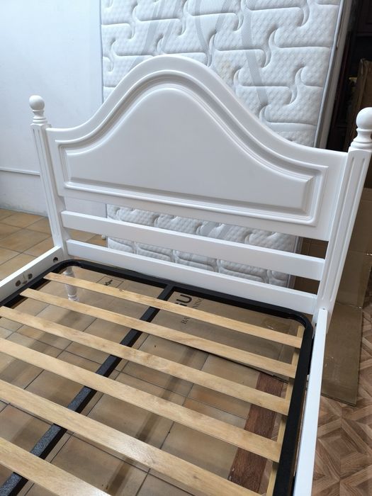 Cama branca com colchão 130 x 197
