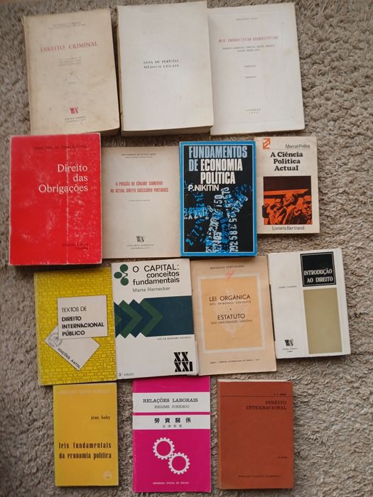 Lote de livros de direito