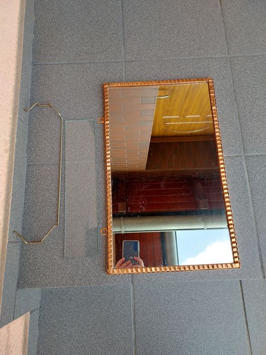 Lustro z obramówką miedzianą z czasów PRL