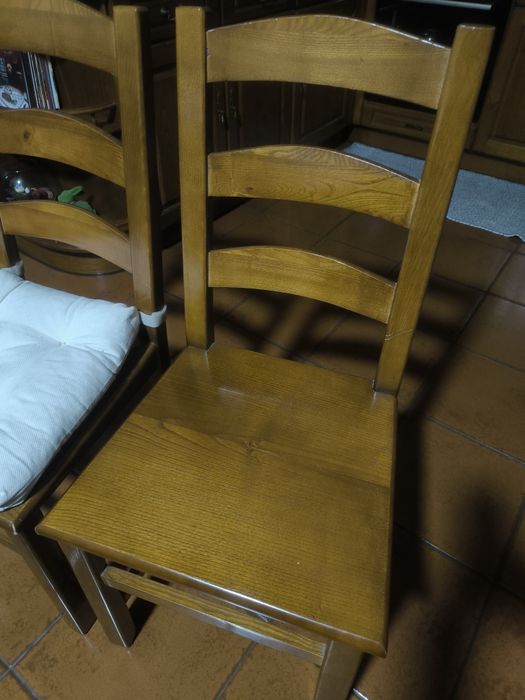 Mesa de cozinha  com 10 cadeiras.