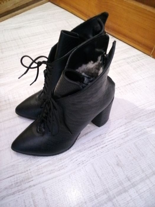 Чорні шкіряні зимові чоботи для жінок