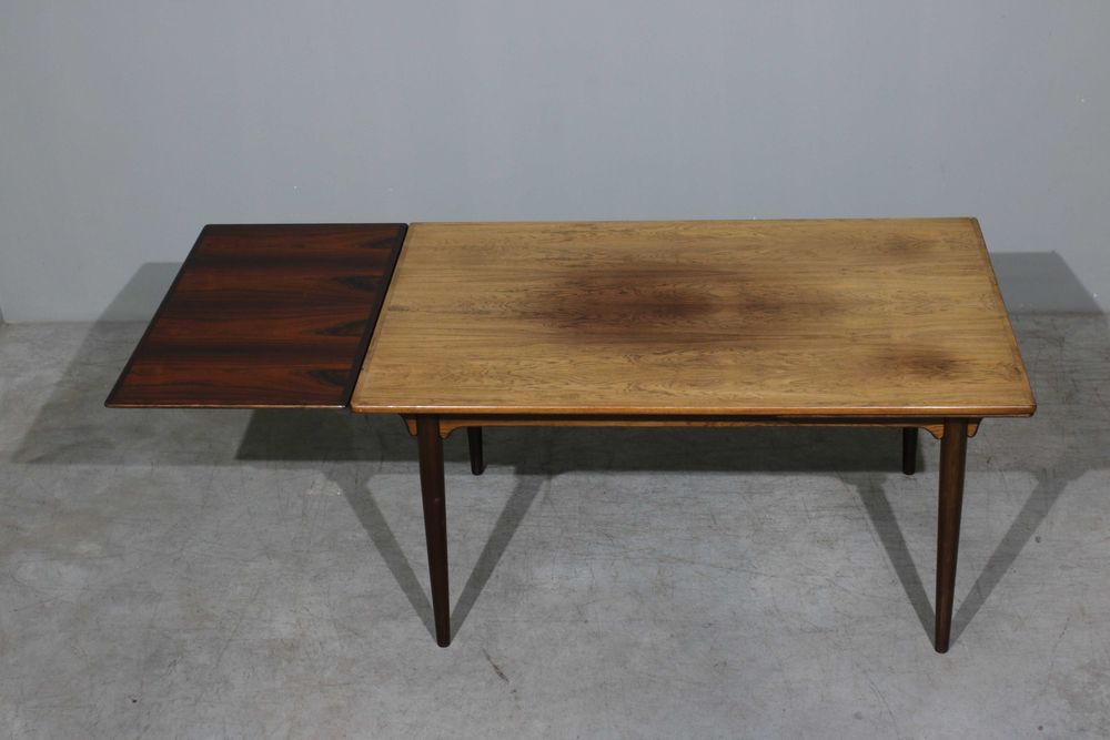 Mesa de jantar Gunni Omann modelo 54 em pau santo