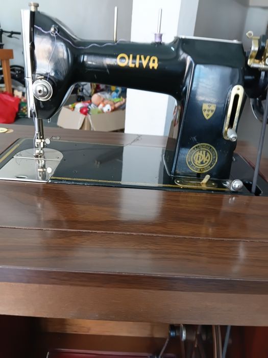 Máquina de costura OLIVA modelo CL 45  com movel ( a funcionar corretamente)