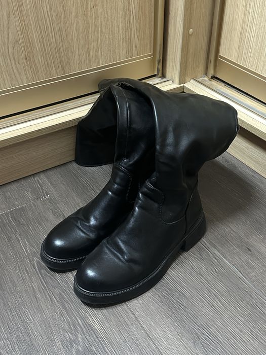 Високі чорні ботфорти чоботи