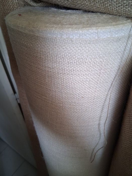 Serapilheira em rolo nova  em cor vermelha, verde, amarela e branca