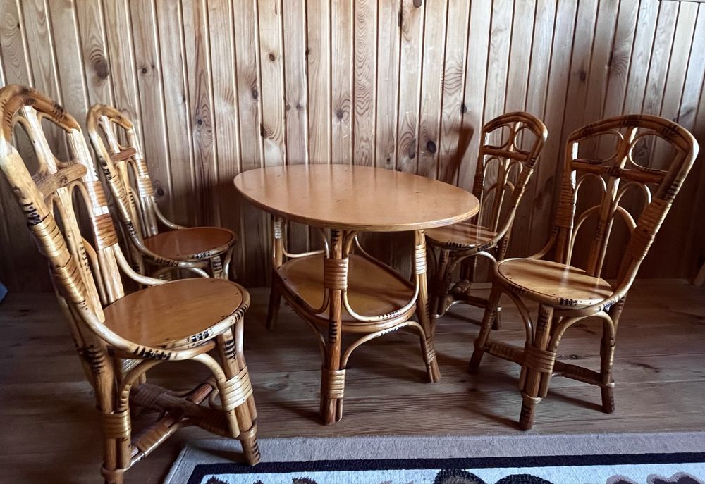 Ручна робота        Продам набір стіл та стільчики для діток