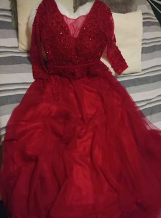Vende-se vestido vermelho de renda T. M
