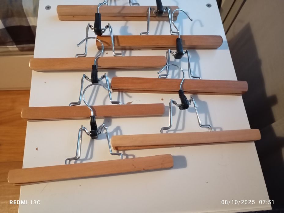 Sete cabides em madeira