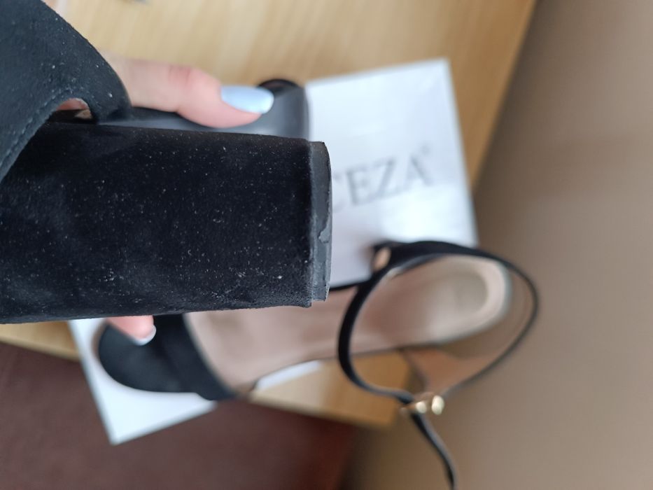 Czarne sandałki na słupku 39