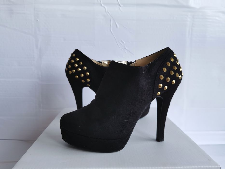 Botins pretos com tachas dourado