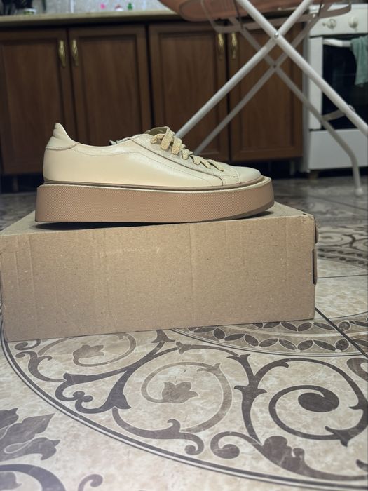 Шкіряні кеди бежевого кольору