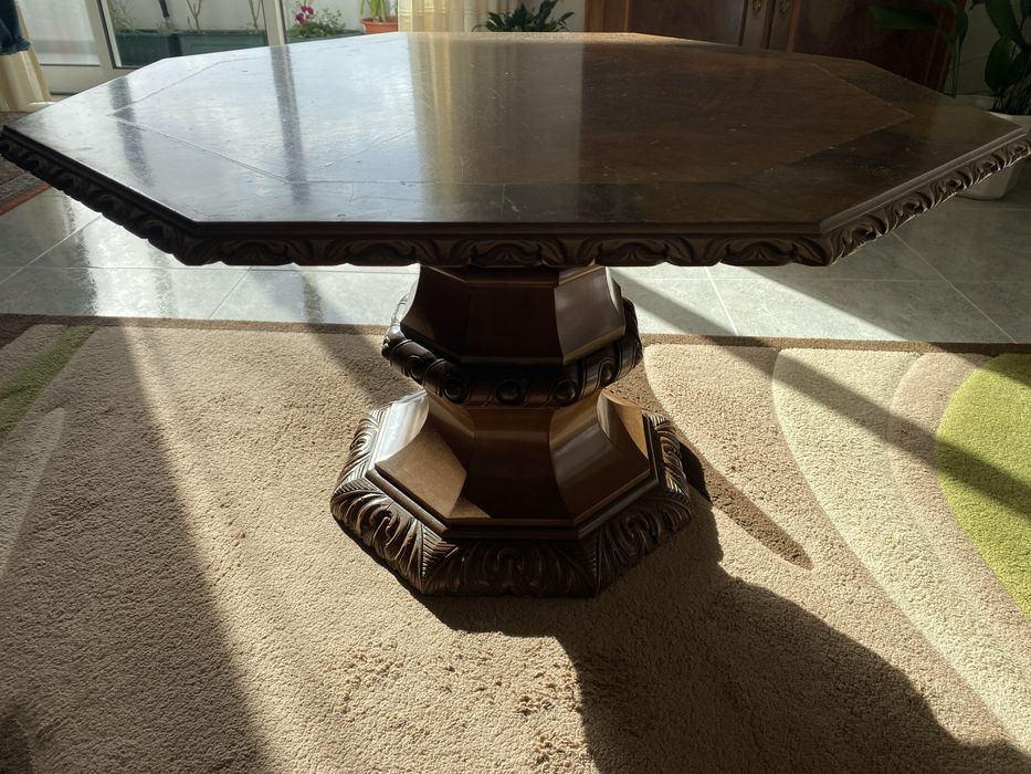 Mesa de centro trabalhada em nogueira