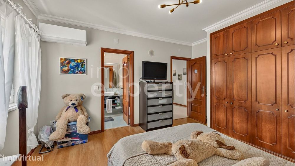 Moradia com 3 suites e piscina coberta a 10 min das praias da Ericeira