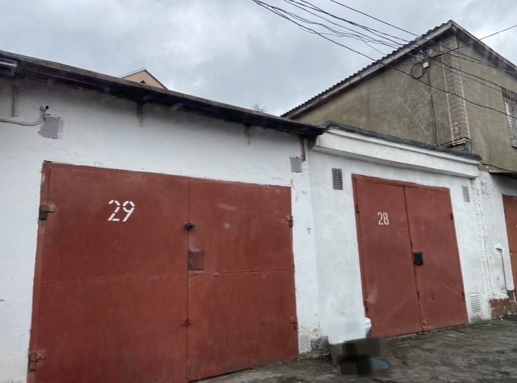 Продам 2 гаражі коператив Полумʼя по вулиці Назара Небожинського.