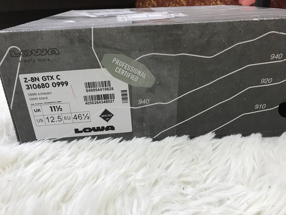 Продаються LOWA берци