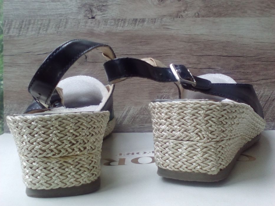 Продам босоножки шлепанцы шлепки женские