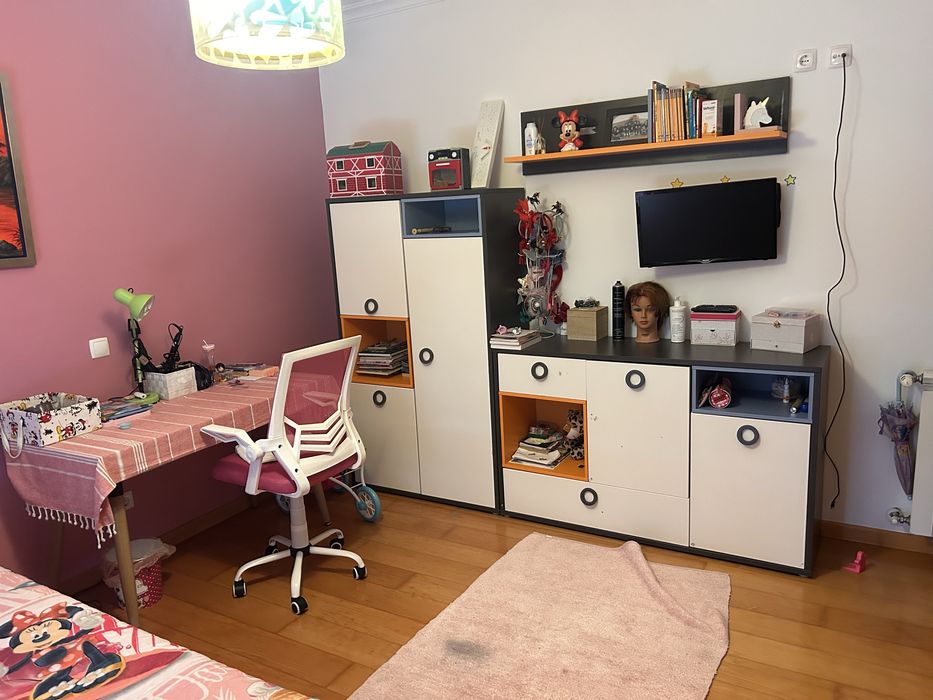 Quarto juvenil completo – cama, colchão, mesinha, armário e cómoda