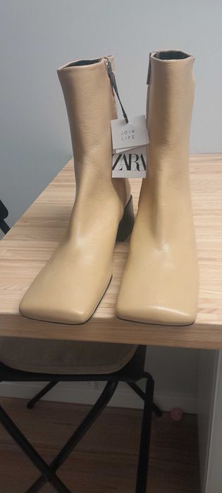 Vendo este par de botas da nova coleção, novas em folha a estrear.