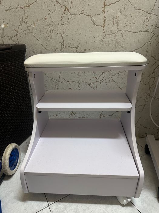 Banco para pedicure com gaveta