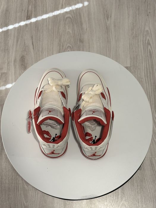 Air Jordan 4 Retro "Valentine's Day"
