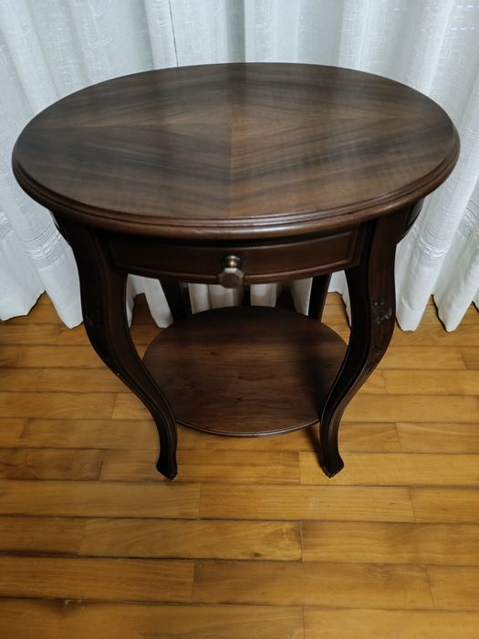 Mesa antiga de apoio restaurada estilo Luís XV em madeira de nogueira com gaveta
