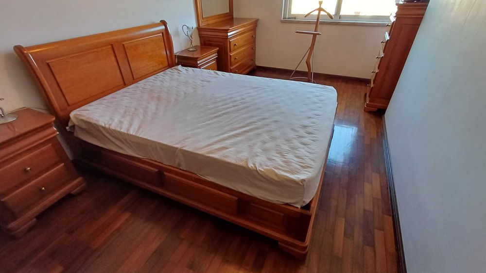 Mobilia de Quarto de Casal - Pinho Maciço