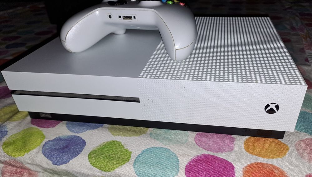 Xbox One 780Gb com comando wireless  e cabos