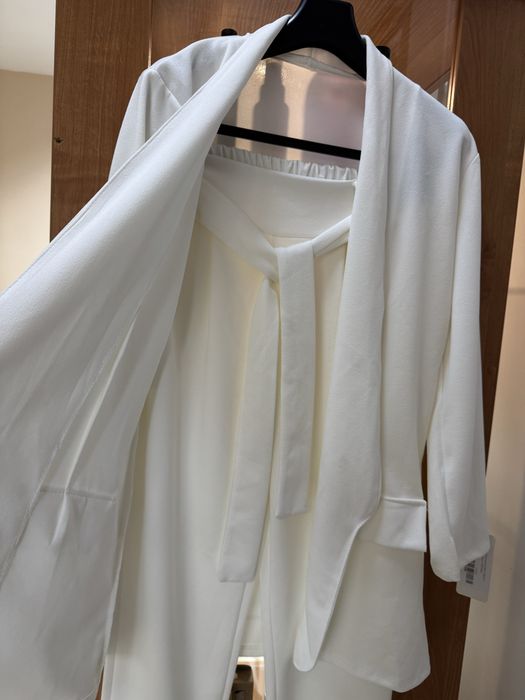 Biały kostium damski