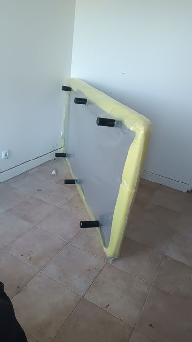 Cama individual ainda embalada