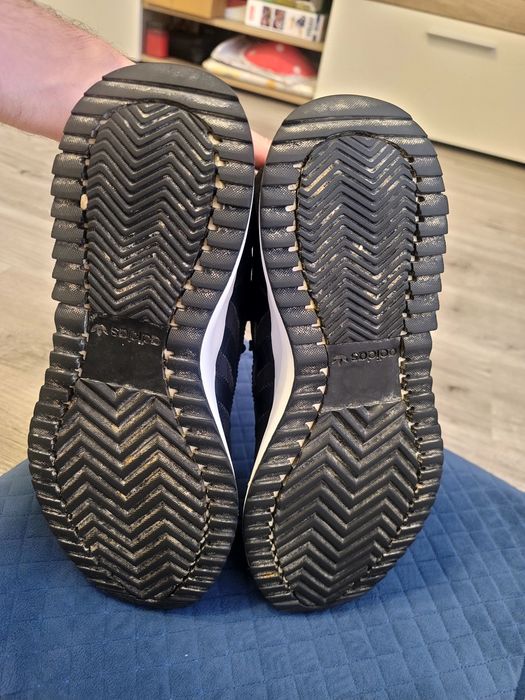 Продам фірмові кросівки Adidas Retropy F2
