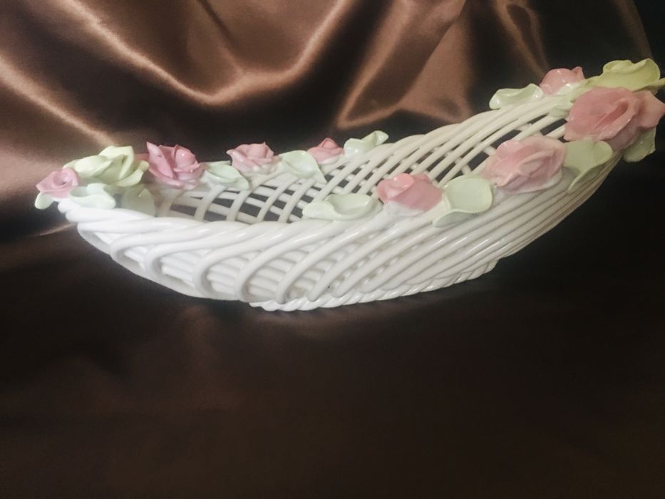 Большая Ладья плетёная, усыпанная цветами