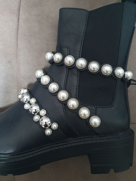 Черевики Zara з перлинними ремінцями.