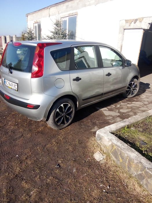 Автомобіль Nissan