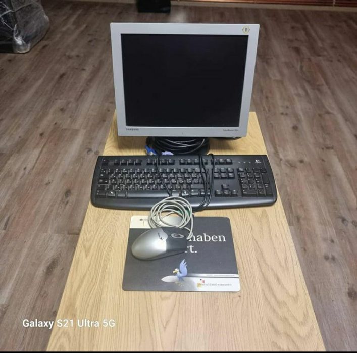 Монитор для компьютера и клавиатура