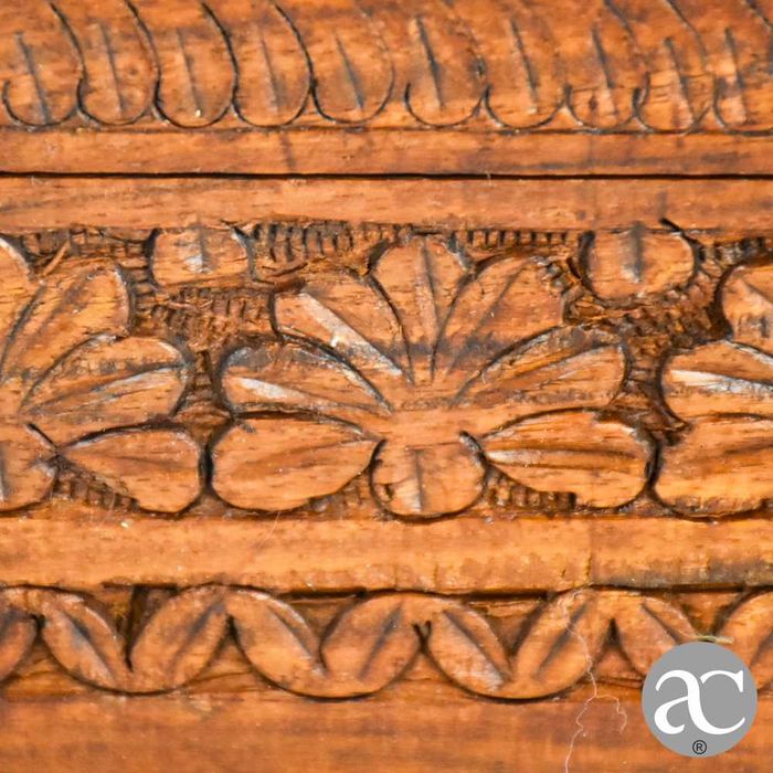 Caixa em madeira com relevos e embutidos em osso