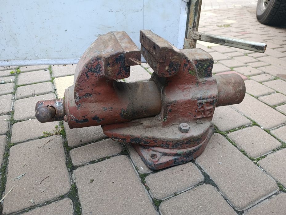 Продам слесарные тиски