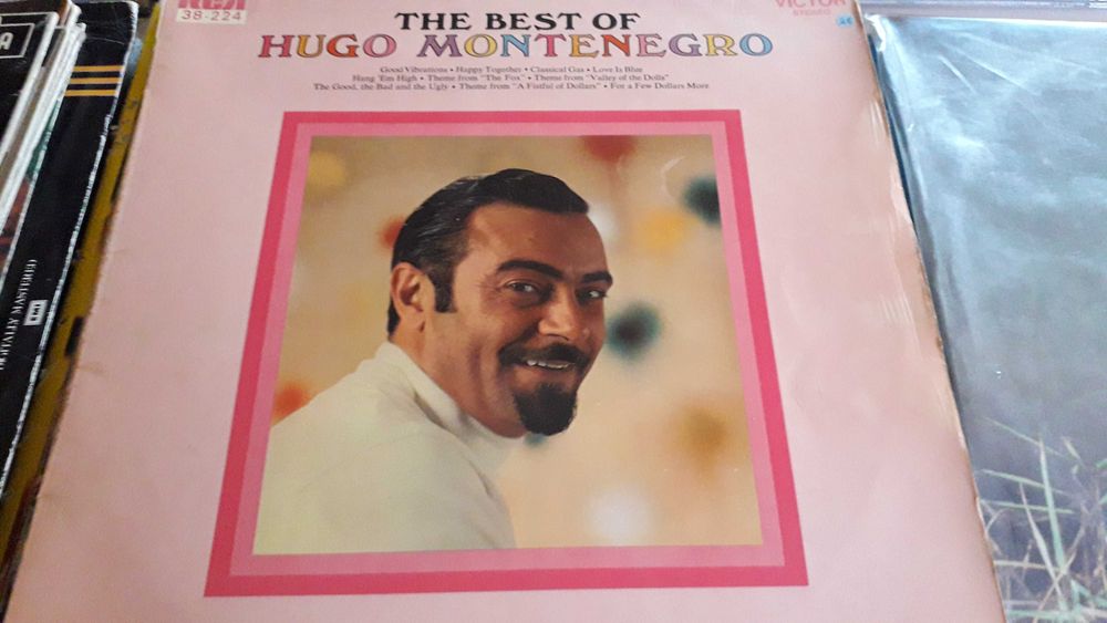2 Discos em VINIL LP " The Best of Hugo Montenegro " de 1970 e "Mas Zarzuela" de Luís Cobos de 1985 em bom estado