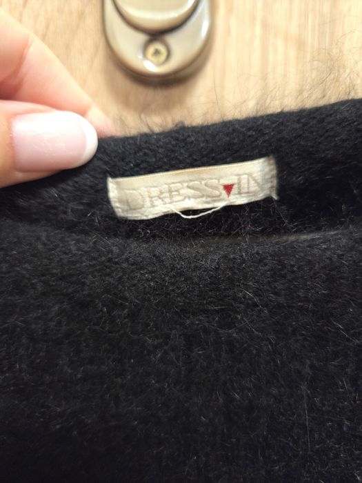 Czarny krótki puszysty sweterek miękki stylowy skład angora