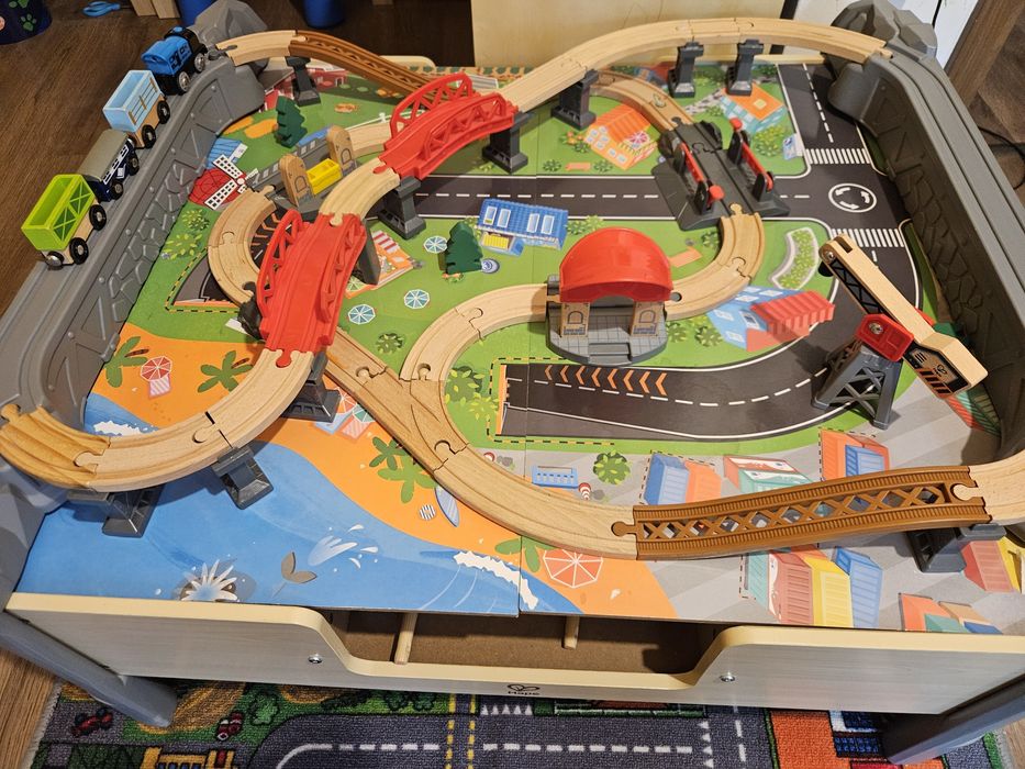 Kolejka drewniana ze stołem. Stół pociąg formy hape