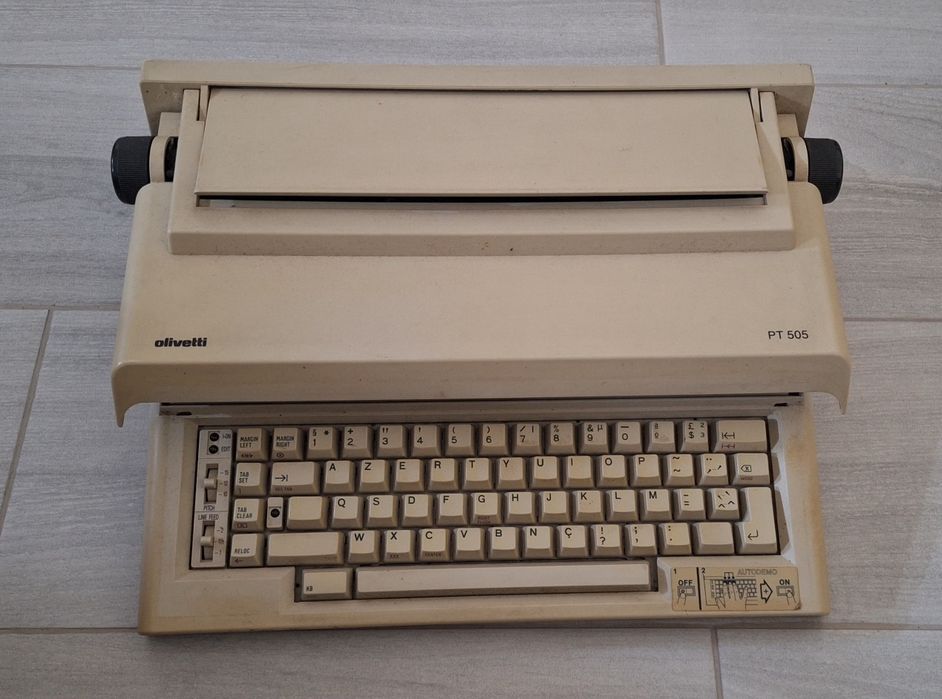 Máquina de Escrever Elétrica Olivetti PT 505