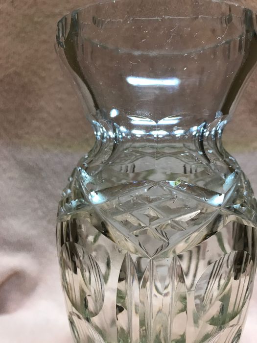 Zabytkowy wazon ze szlifowanego szkła