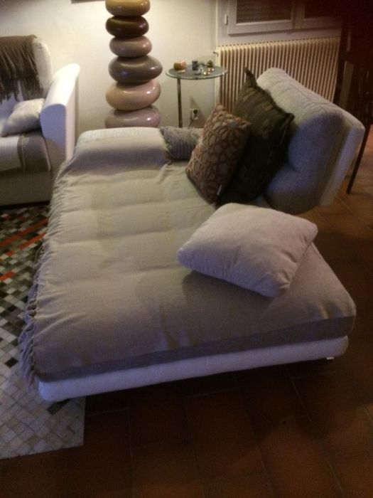 Sofá de um lugar e mesa de centro