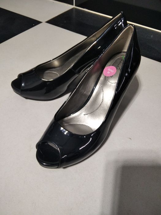 Szpilki czarne, buty na obcasie BANDOLINO