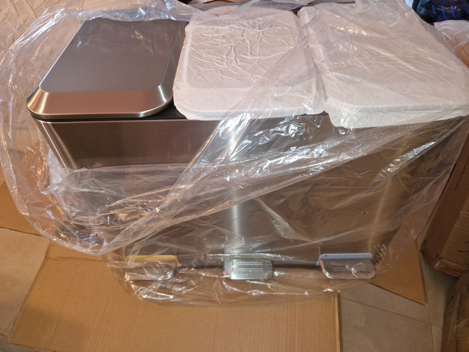 Caixote do lixo com pedal e com vários compartimentos para reciclagem