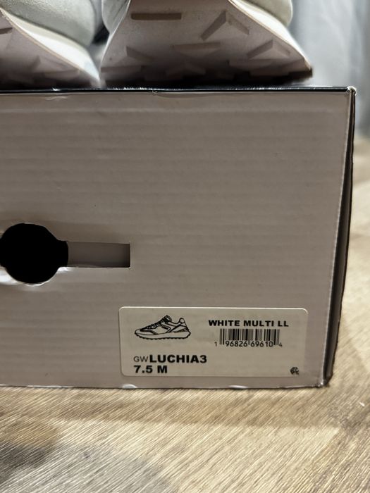 Кросівки GUESS ,оригінал