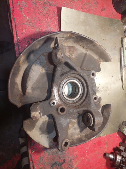 W124 кулак задний правый