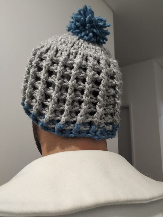 Gorro em lã feito à mão