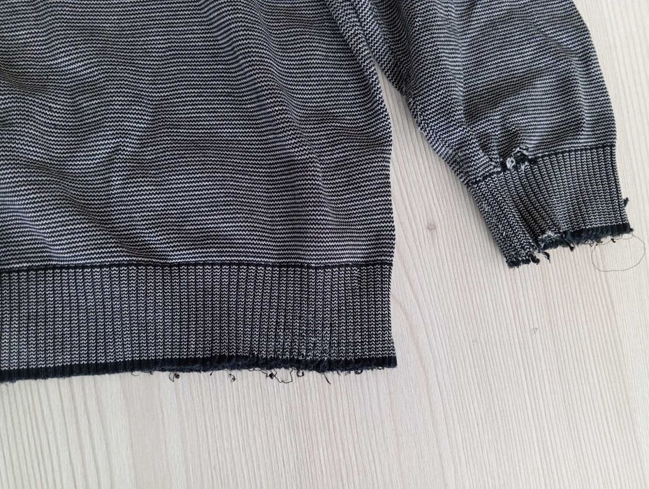 Dwa swetry - jeden w dobrym stanie, drugi bardziej roboczy