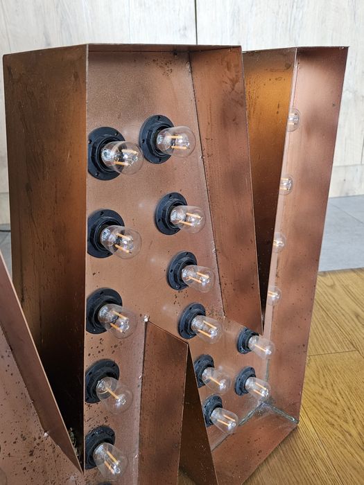 Neon lampa litera teatr loft