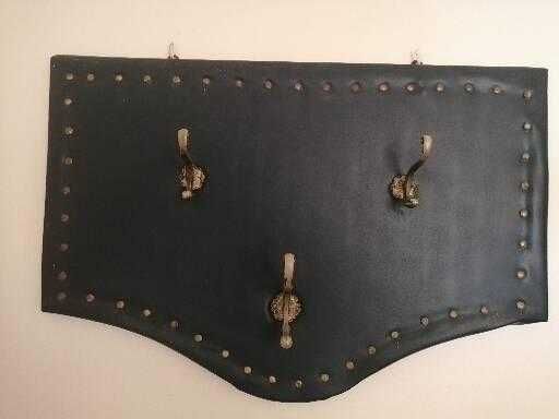 Móveis de quarto, de sala e de casa de entrada.